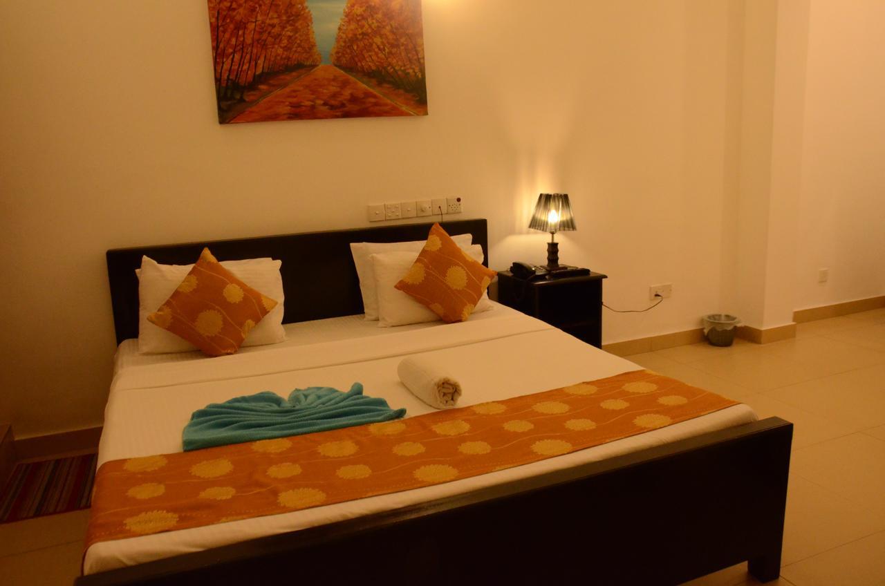 Beverly Hills Hotel Dehiwala-Mont Lavinia Extérieur photo