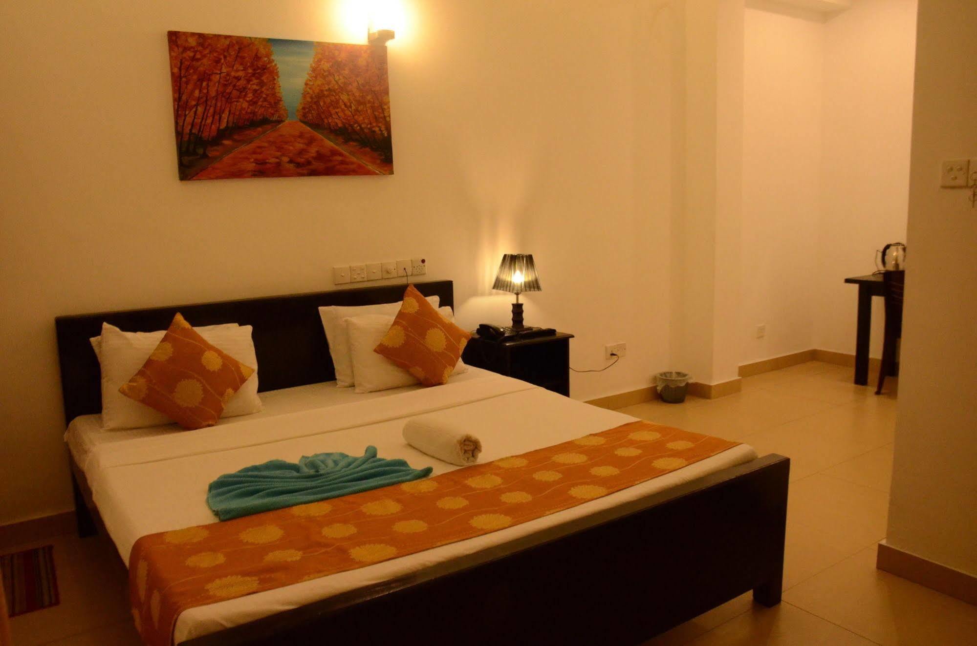 Beverly Hills Hotel Dehiwala-Mont Lavinia Extérieur photo