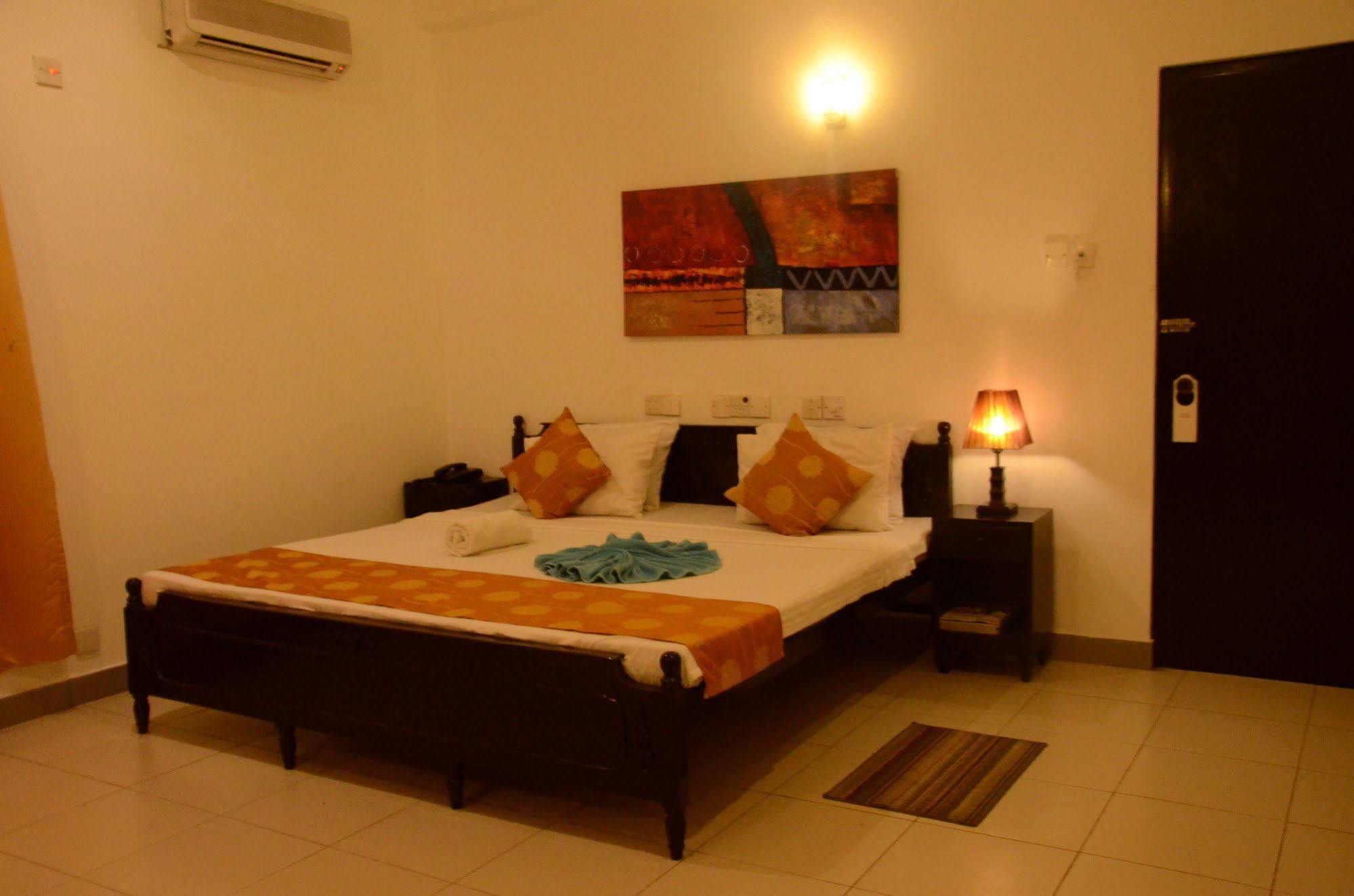 Beverly Hills Hotel Dehiwala-Mont Lavinia Extérieur photo