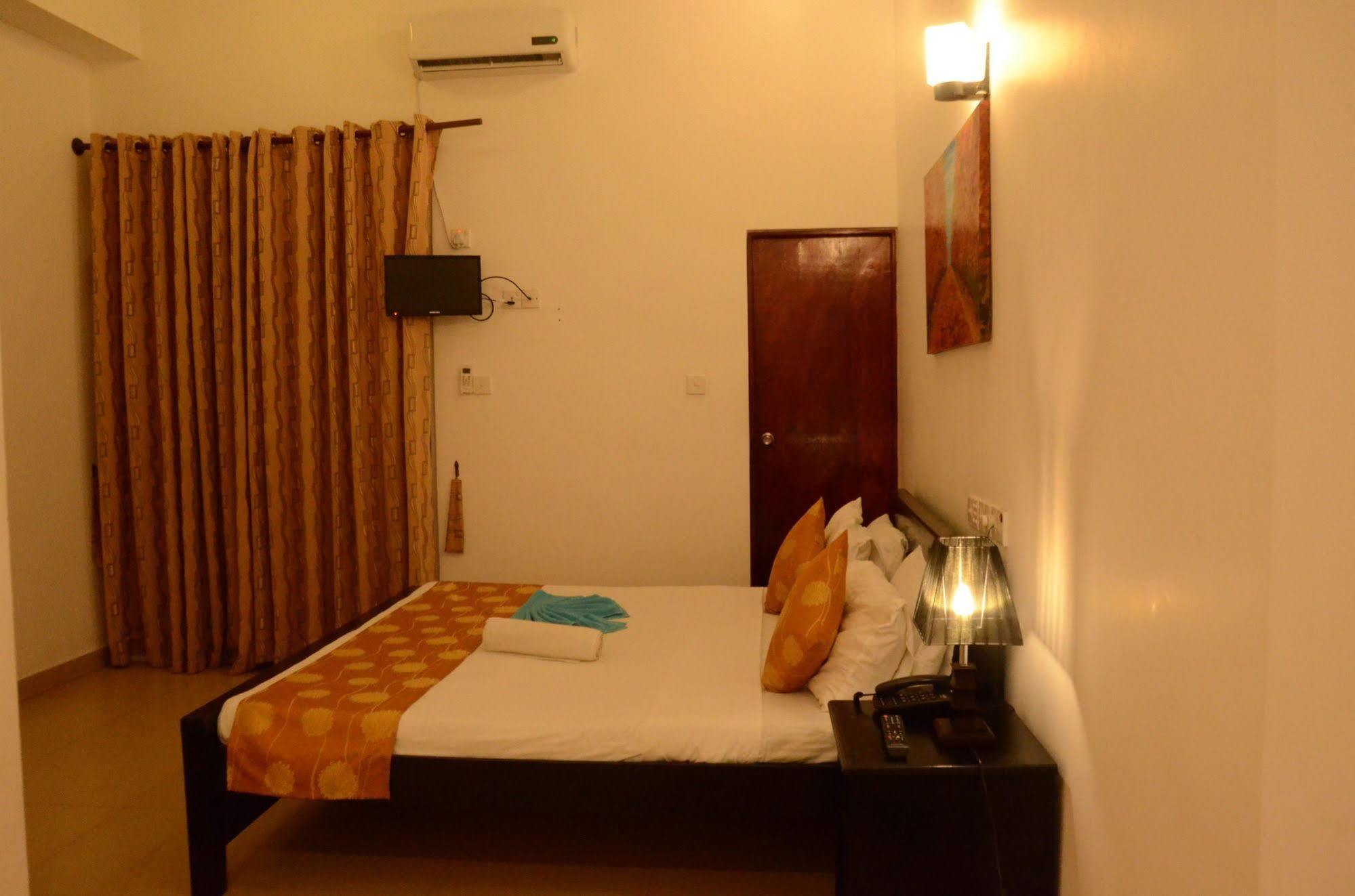 Beverly Hills Hotel Dehiwala-Mont Lavinia Extérieur photo