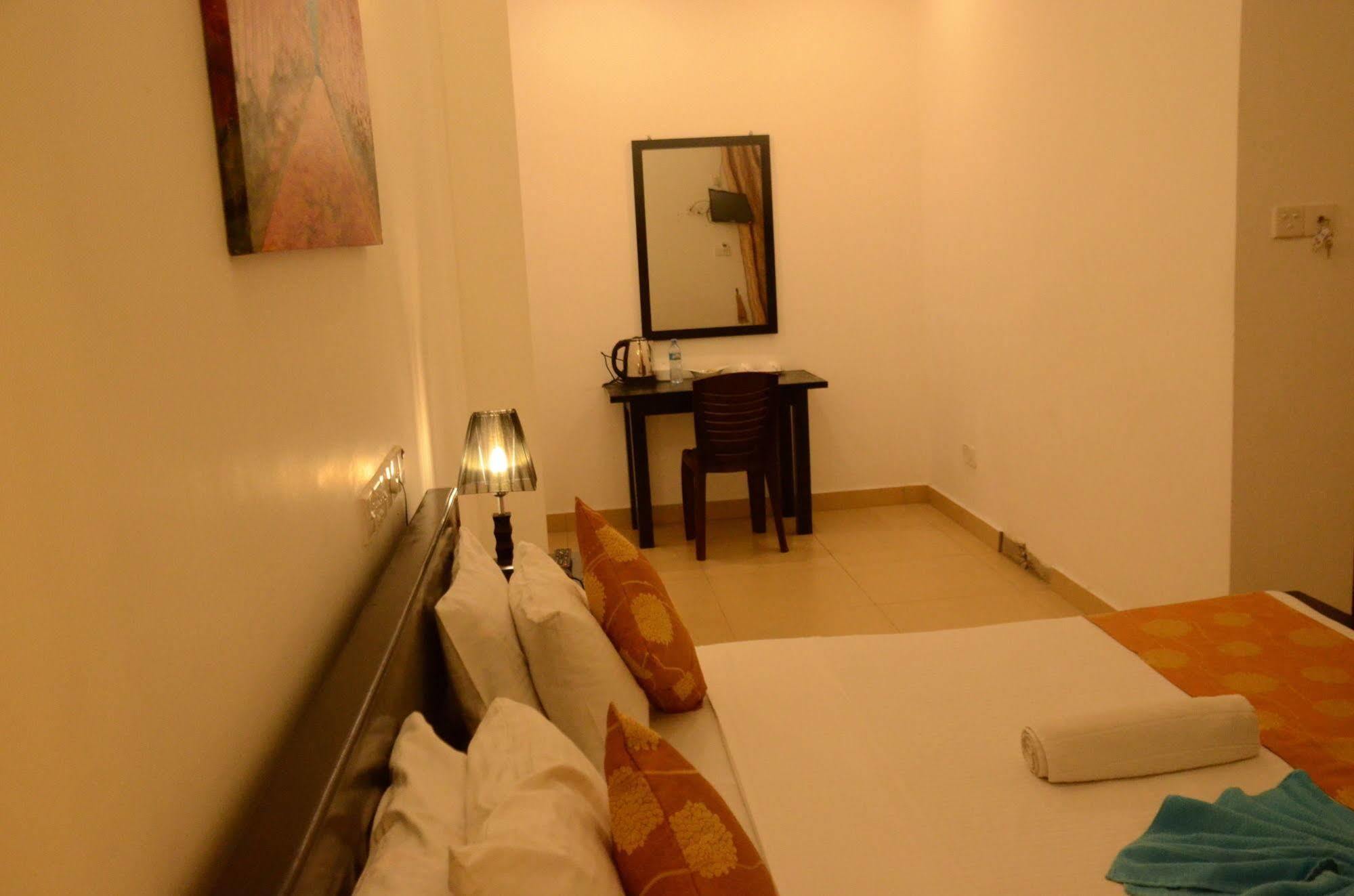 Beverly Hills Hotel Dehiwala-Mont Lavinia Extérieur photo
